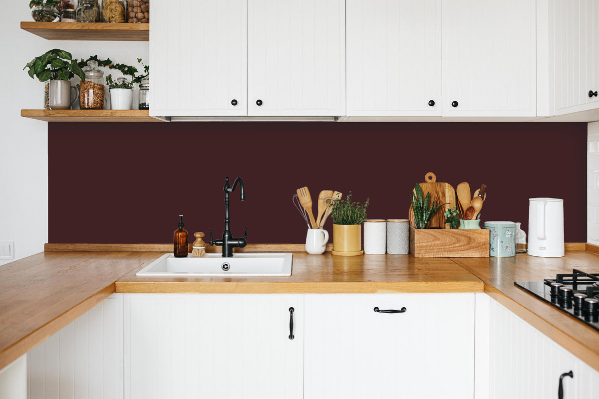 Küche - RAL 3007 (Schwarzrot) in weißer Küche hinter Gewürzen und Kochlöffeln aus Holz