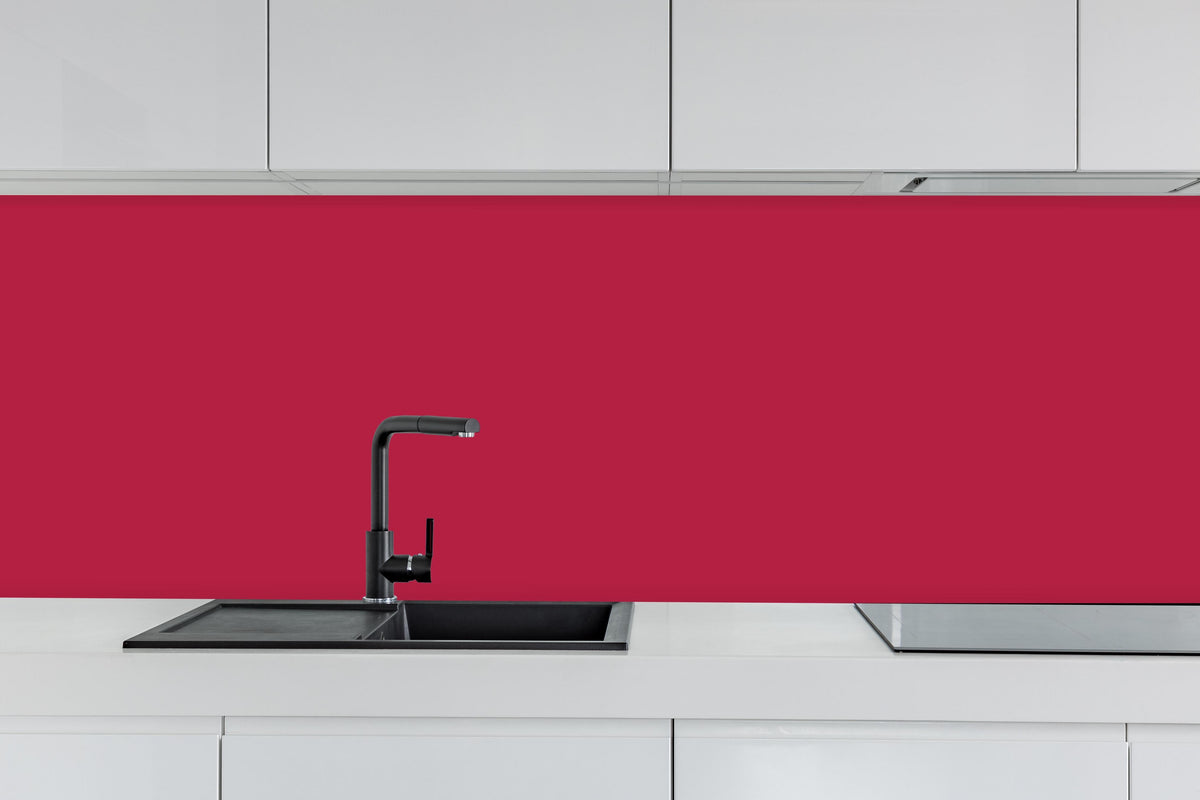 Küche - RAL 3027 (Himbeerrot) hinter weißen Hochglanz-Küchenregalen und schwarzem Wasserhahn