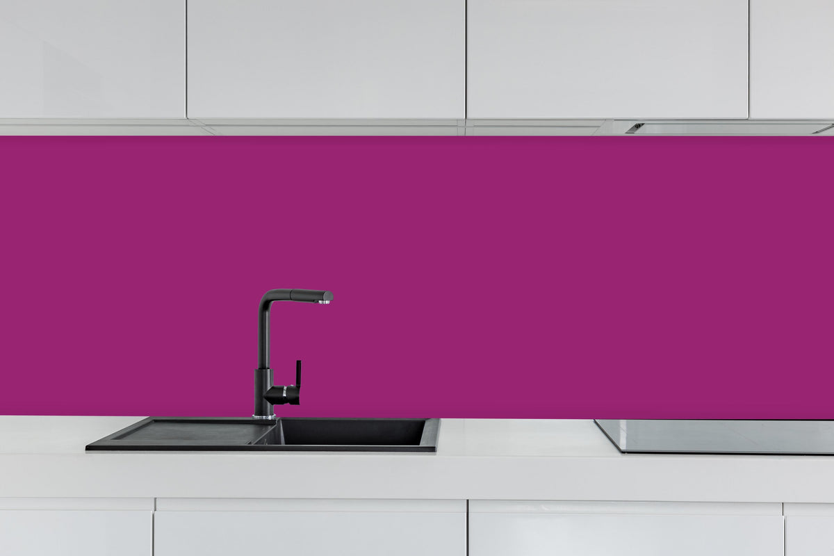 Küche - RAL 4006 (Verkehrsviolett) hinter weißen Hochglanz-Küchenregalen und schwarzem Wasserhahn
