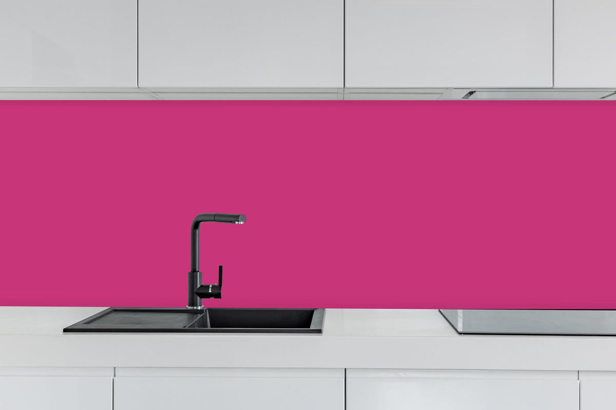 Küche - RAL 4010 (Telemagenta) hinter weißen Hochglanz-Küchenregalen und schwarzem Wasserhahn