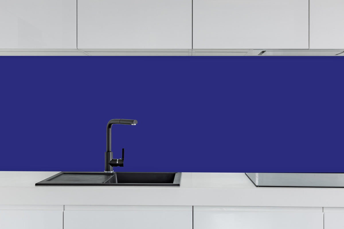 Küche - RAL 5002 (Ultramarinblau) hinter weißen Hochglanz-Küchenregalen und schwarzem Wasserhahn