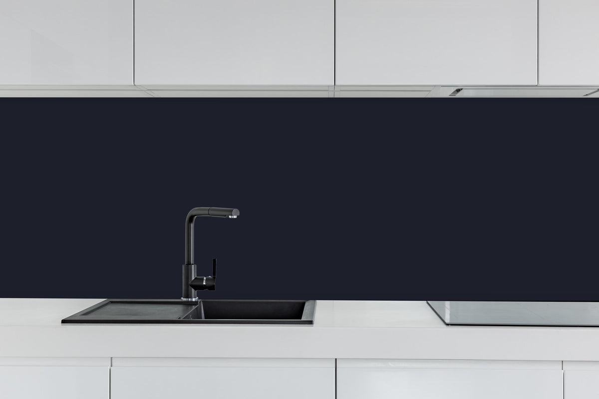 Küche - RAL 5004 (Schwarzblau) hinter weißen Hochglanz-Küchenregalen und schwarzem Wasserhahn