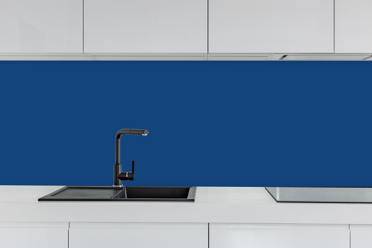 Küche - RAL 5010 (Enzianblau) hinter weißen Hochglanz-Küchenregalen und schwarzem Wasserhahn