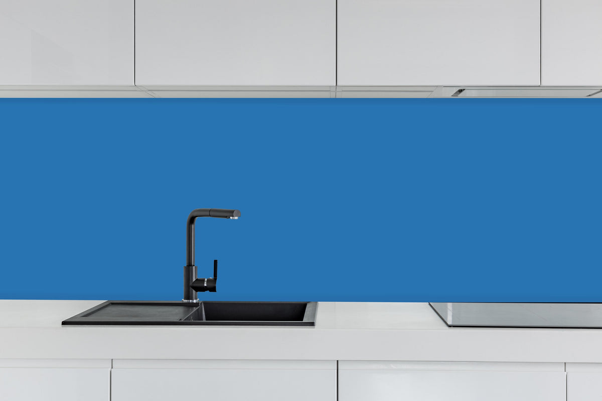 Küche - RAL 5015 (Himmelblau) hinter weißen Hochglanz-Küchenregalen und schwarzem Wasserhahn