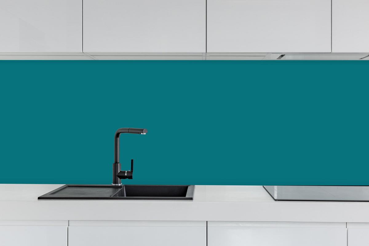 Küche - RAL 5021 (Wasserblau) hinter weißen Hochglanz-Küchenregalen und schwarzem Wasserhahn