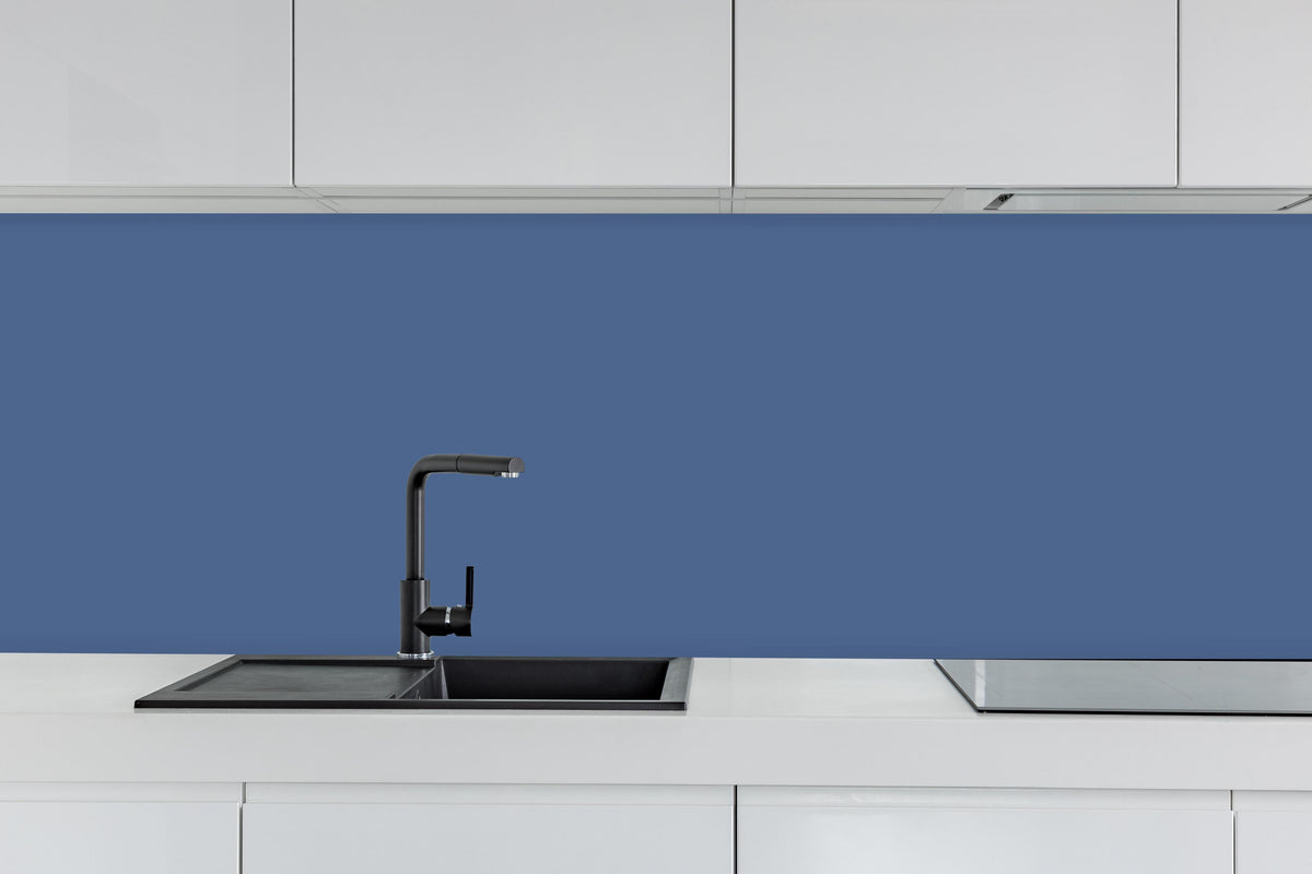 Küche - RAL 5023 (Entferntes Blau) hinter weißen Hochglanz-Küchenregalen und schwarzem Wasserhahn