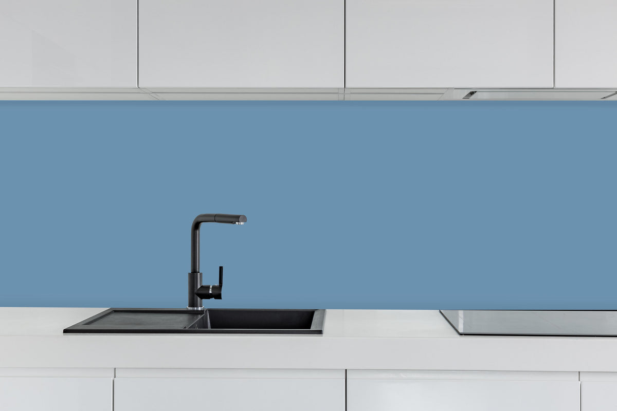 Küche - RAL 5024 (Pastellblau) hinter weißen Hochglanz-Küchenregalen und schwarzem Wasserhahn