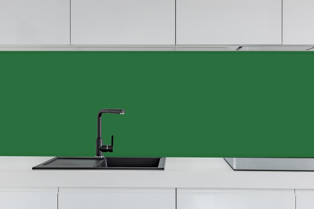 Küche - RAL 6001 (Smaragdgrün) hinter weißen Hochglanz-Küchenregalen und schwarzem Wasserhahn