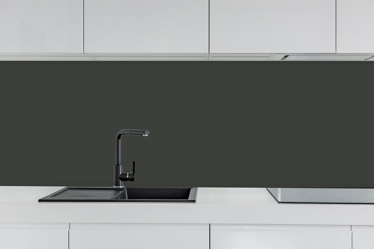 Küche - RAL 6015 (Schwarzoliv) hinter weißen Hochglanz-Küchenregalen und schwarzem Wasserhahn