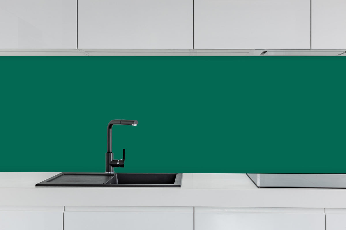 Küche - RAL 6016 (Türkisgrün) hinter weißen Hochglanz-Küchenregalen und schwarzem Wasserhahn