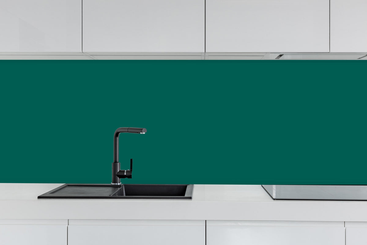 Küche - RAL 6026 (Opalgrün) hinter weißen Hochglanz-Küchenregalen und schwarzem Wasserhahn