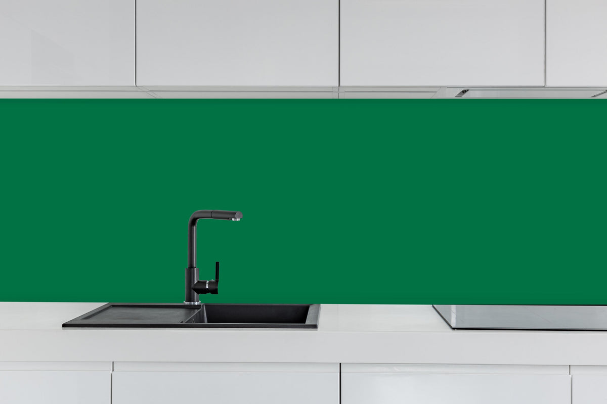 Küche - RAL 6029 (Mintgrün) hinter weißen Hochglanz-Küchenregalen und schwarzem Wasserhahn