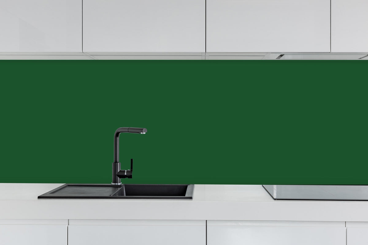 Küche - RAL 6035 (Perlgrün) hinter weißen Hochglanz-Küchenregalen und schwarzem Wasserhahn