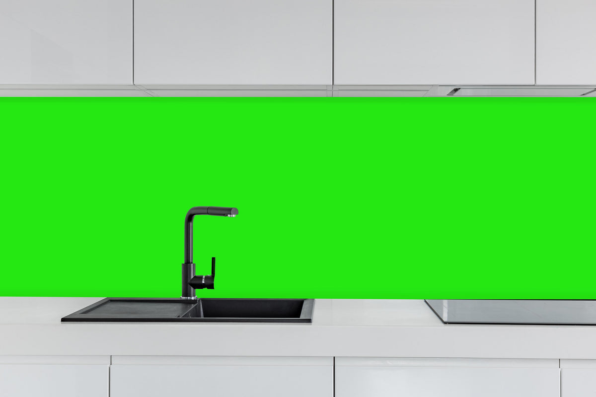 Küche - RAL 6037 (Reines Grün) hinter weißen Hochglanz-Küchenregalen und schwarzem Wasserhahn