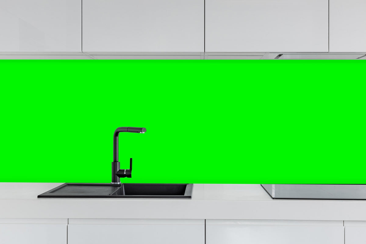 Küche - RAL 6038 (leuchtendes Grün) hinter weißen Hochglanz-Küchenregalen und schwarzem Wasserhahn