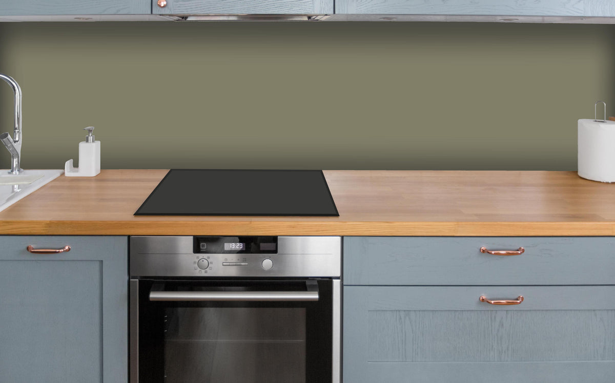 Küche - RAL 7002 (Olivgrau) über polierter Holzarbeitsplatte mit Cerankochfeld