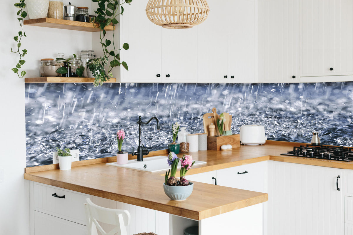 Küche - Regentropfen im Detail in lebendiger Küche mit bunten Blumen