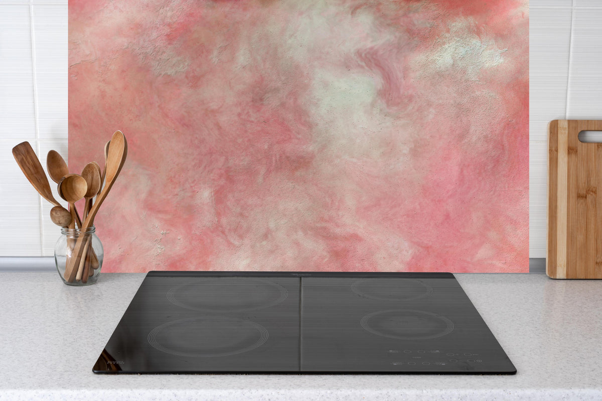 Küche - Rosa Marble Textur hinter Cerankochfeld und Holz-Kochutensilien