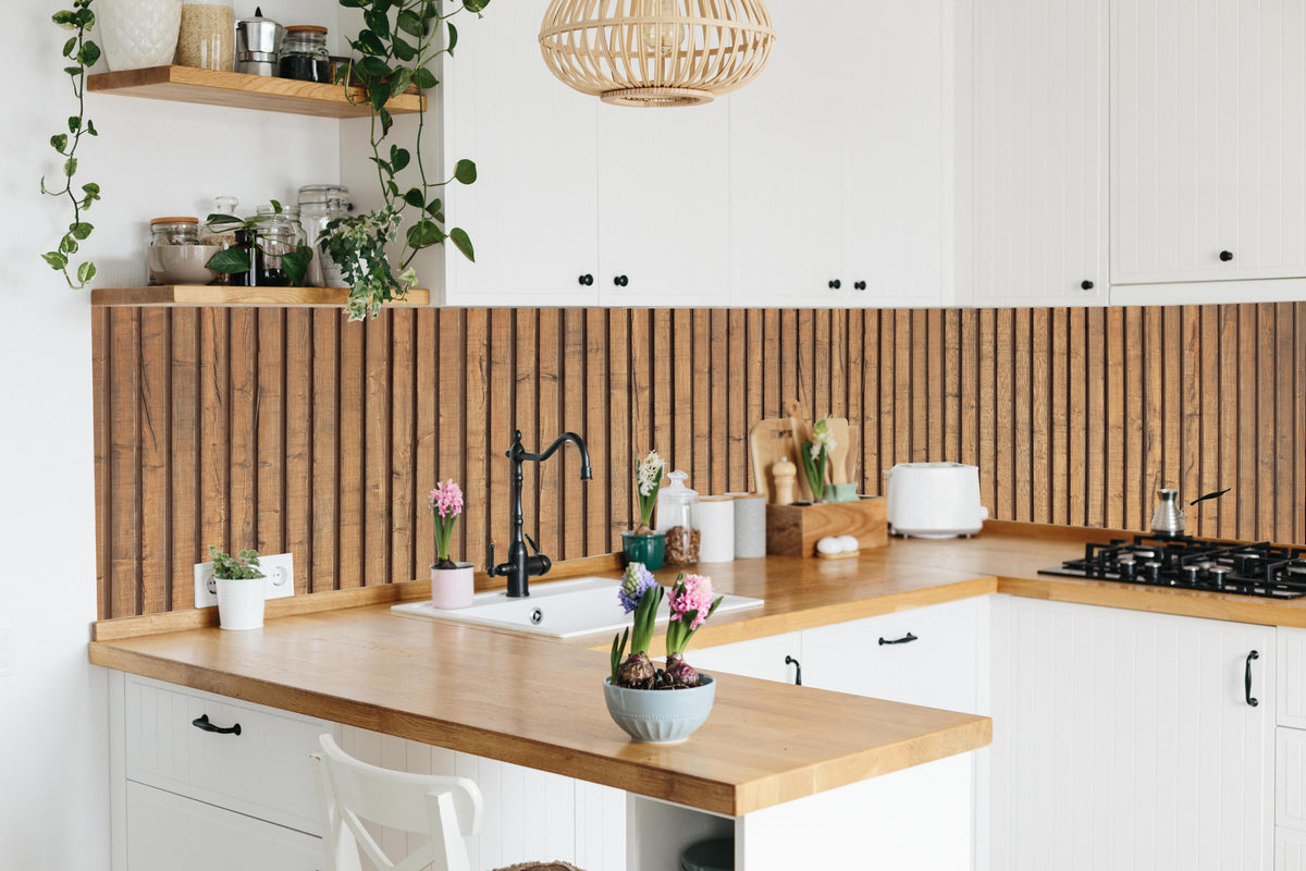 Küche - Schöne Holzwand in lebendiger Küche mit bunten Blumen
