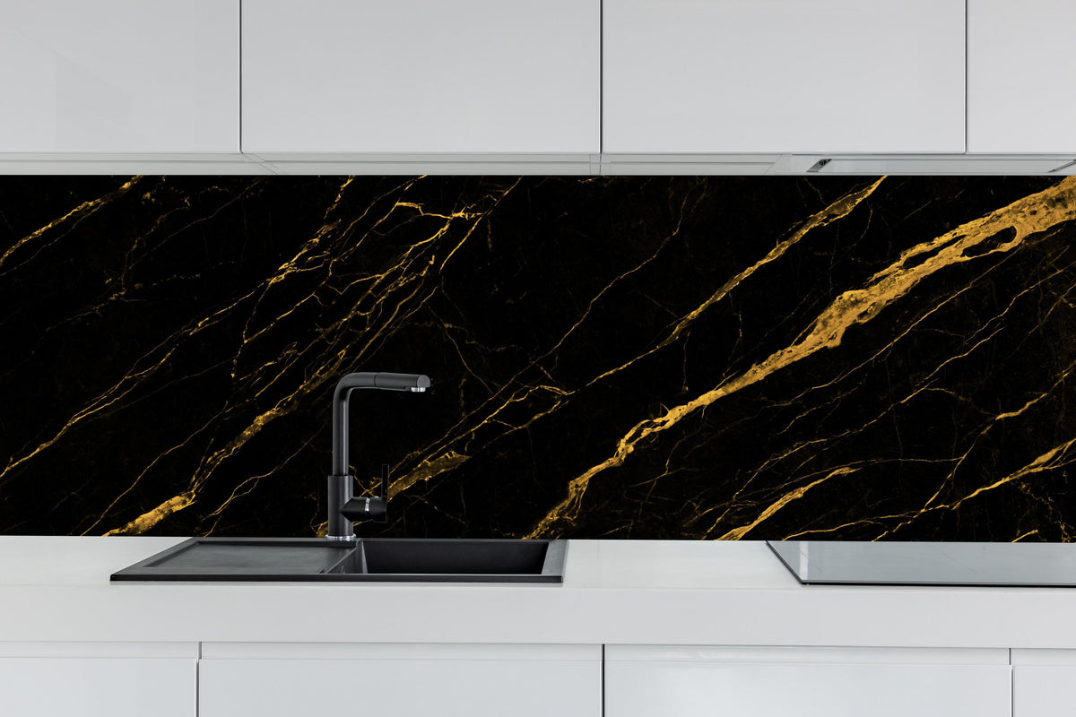 Küche - Schwarz goldener Marmor hinter weißen Hochglanz-Küchenregalen und schwarzem Wasserhahn