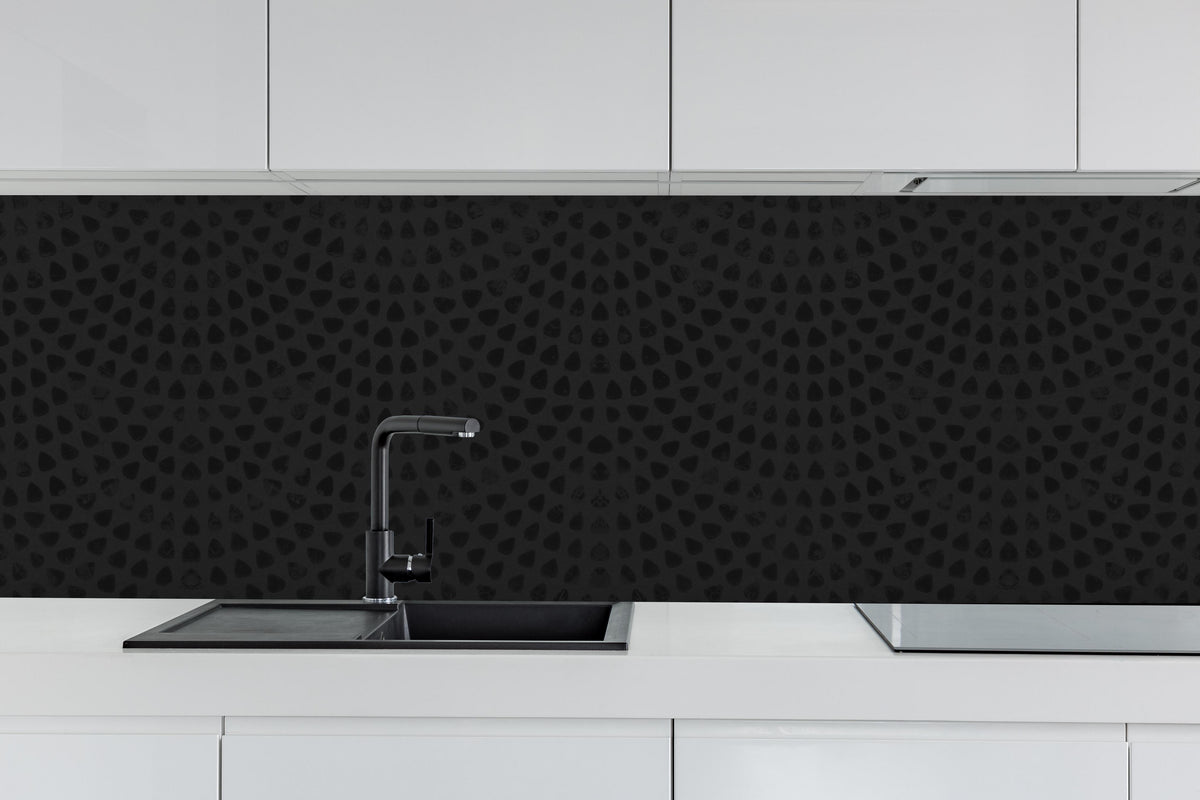 Küche - Schwarze geometrisches Stempelmuster hinter weißen Hochglanz-Küchenregalen und schwarzem Wasserhahn