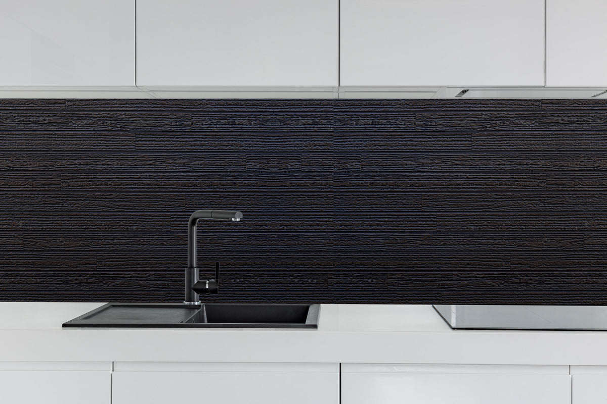 Küche - Schwarzes Holz - Vintage hinter weißen Hochglanz-Küchenregalen und schwarzem Wasserhahn