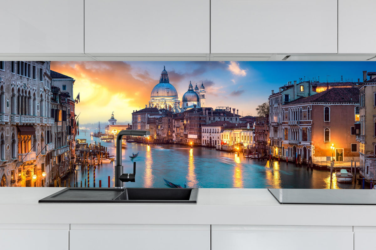 Küche - Sonnenuntergang am Canal Grande - Venedig hinter weißen Hochglanz-Küchenregalen und schwarzem Wasserhahn