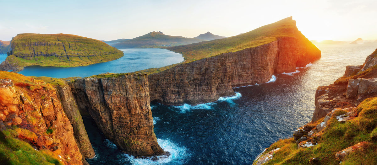 Küchenrückwand-Sorvagsvatn See und mit Wasserfall ins Meer an der Färöer