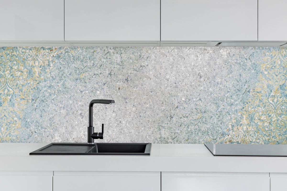 Küche - Vintage Beton hinter weißen Hochglanz-Küchenregalen und schwarzem Wasserhahn