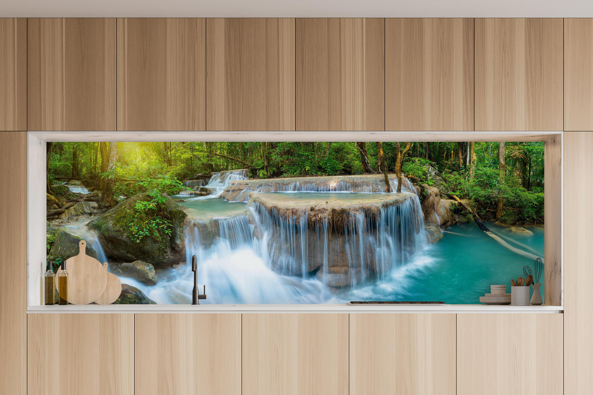 Küche - Wasserfall im Wald von Thailand in charakteristischer Vollholz-Küche mit modernem Gasherd