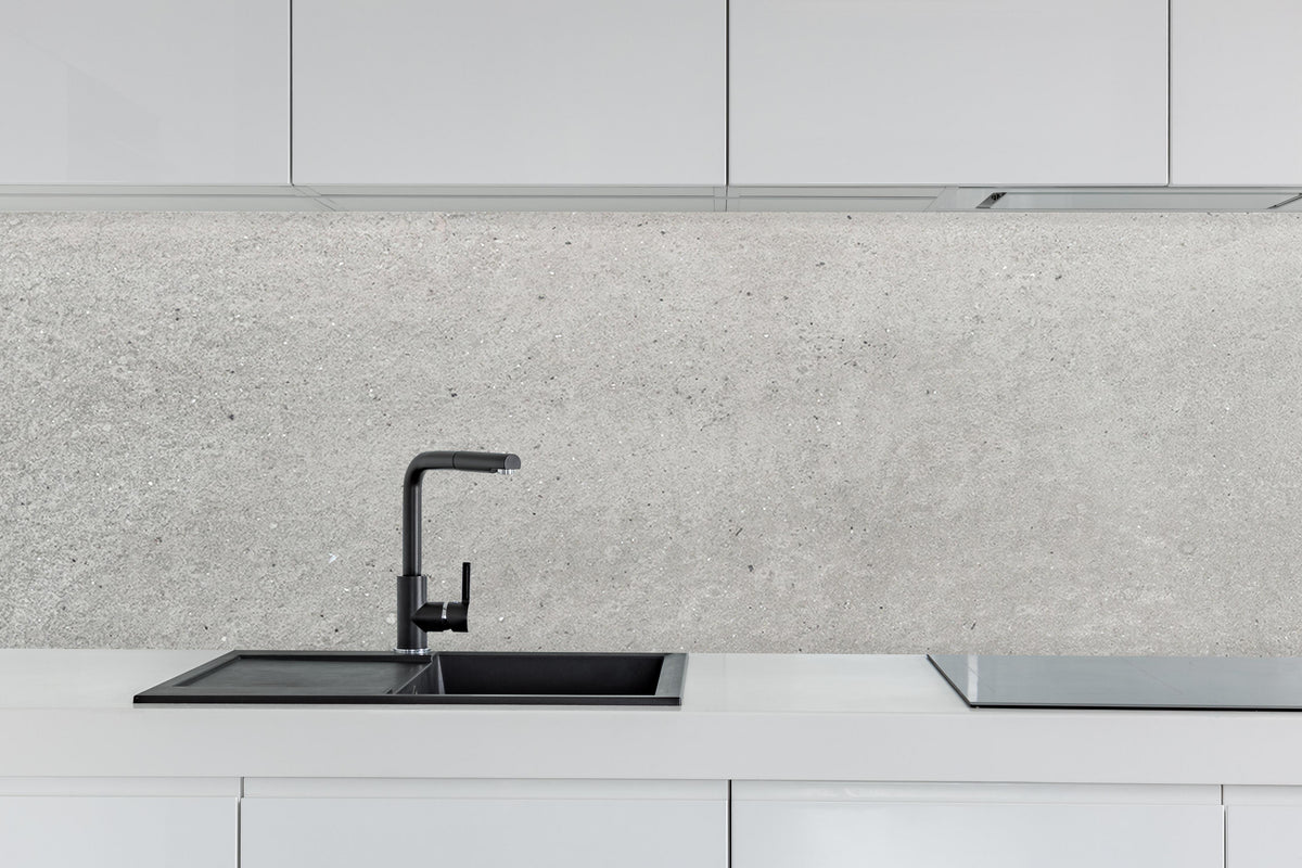 Küche - Weiß graue Betonwand 2 hinter weißen Hochglanz-Küchenregalen und schwarzem Wasserhahn