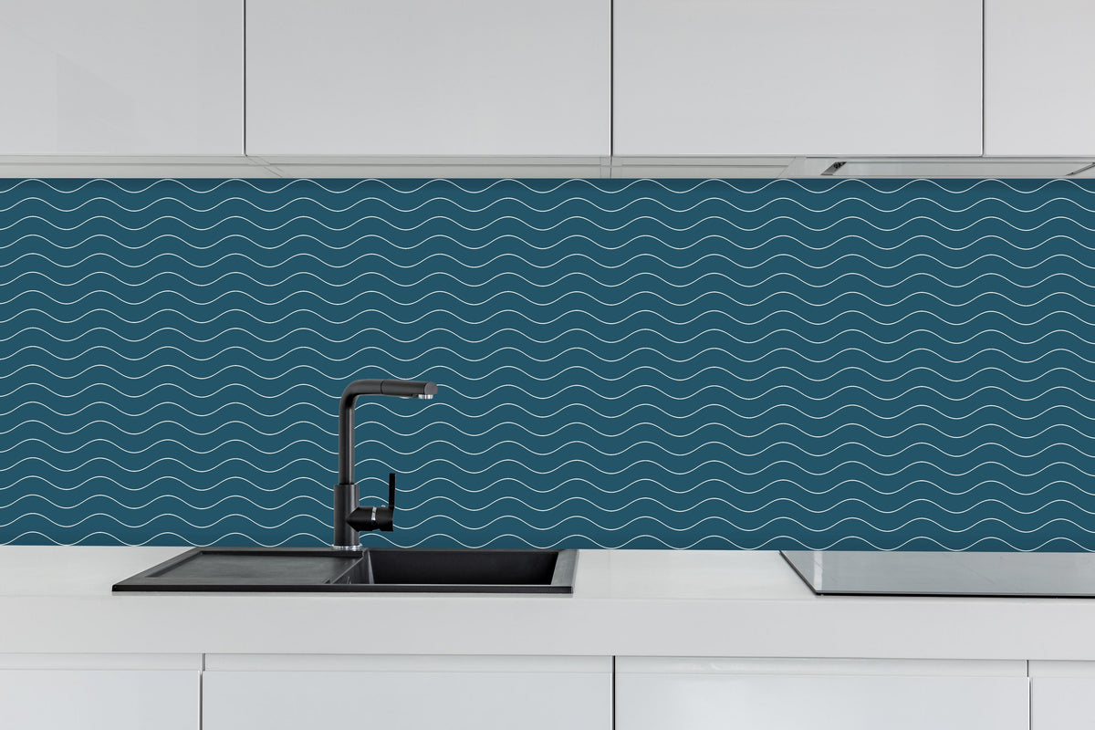 Küche - Onde Abisso Blu Petrolio hinter weißen Hochglanz-Küchenregalen und schwarzem Wasserhahn