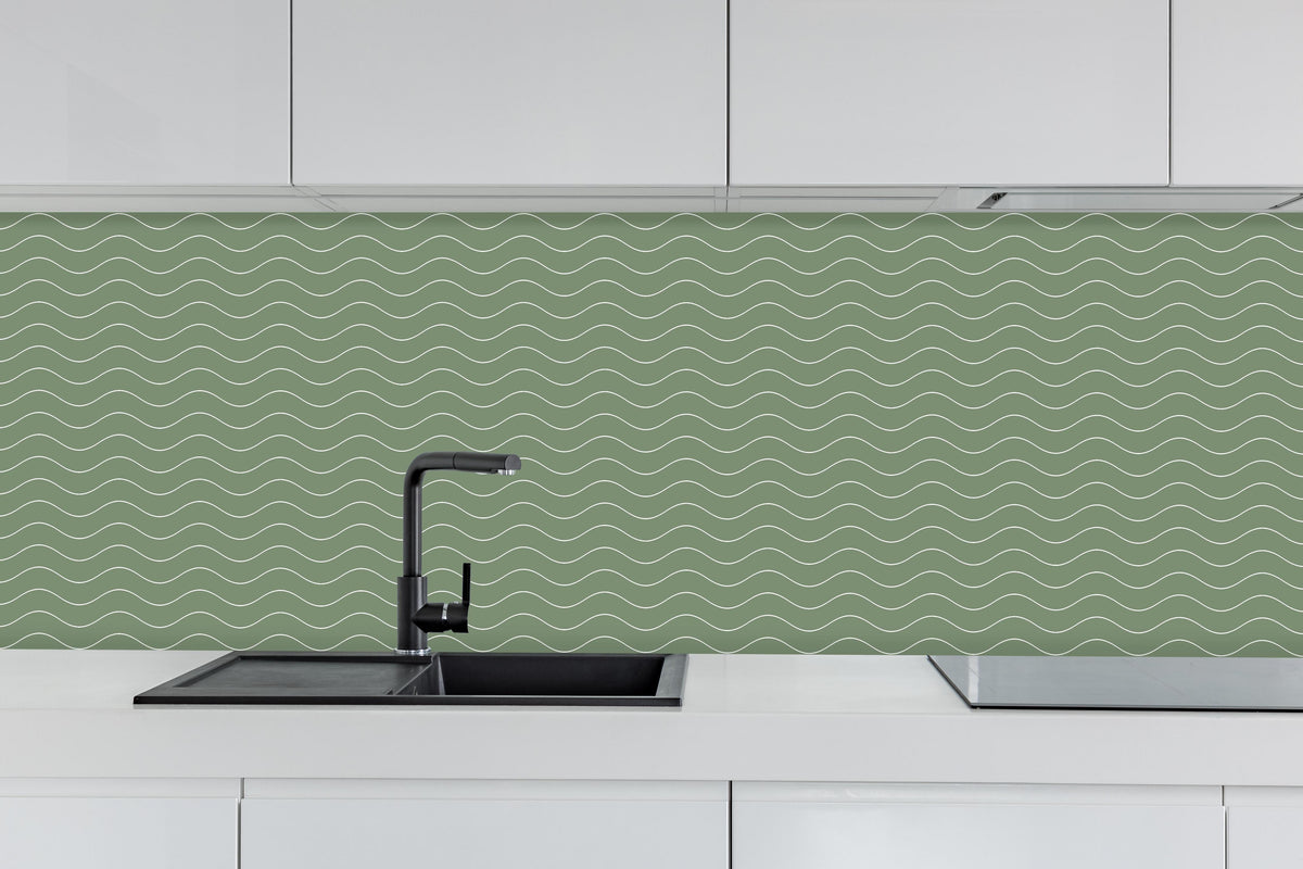 Küche - Onde Abisso Oliva hinter weißen Hochglanz-Küchenregalen und schwarzem Wasserhahn