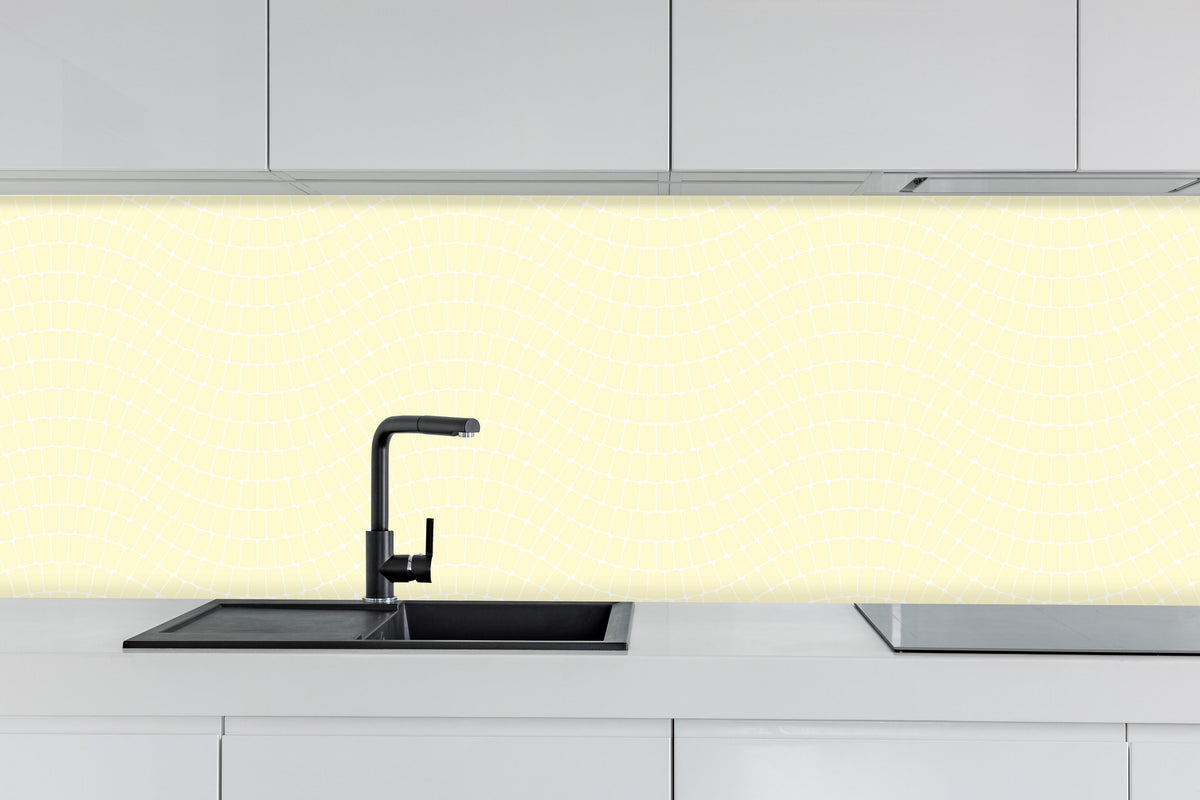 Küche - Onde Sinuoso Limone crema hinter weißen Hochglanz-Küchenregalen und schwarzem Wasserhahn