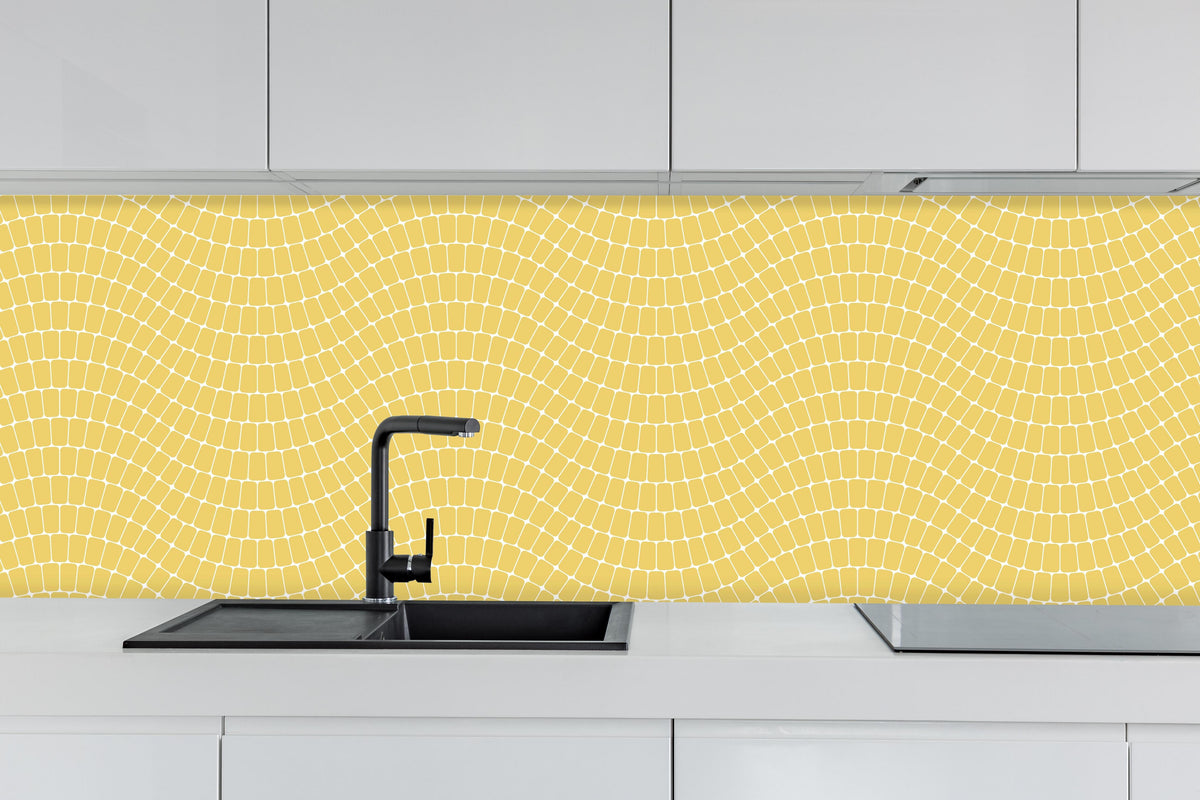 Küche - Onde Sinuoso Oro hinter weißen Hochglanz-Küchenregalen und schwarzem Wasserhahn