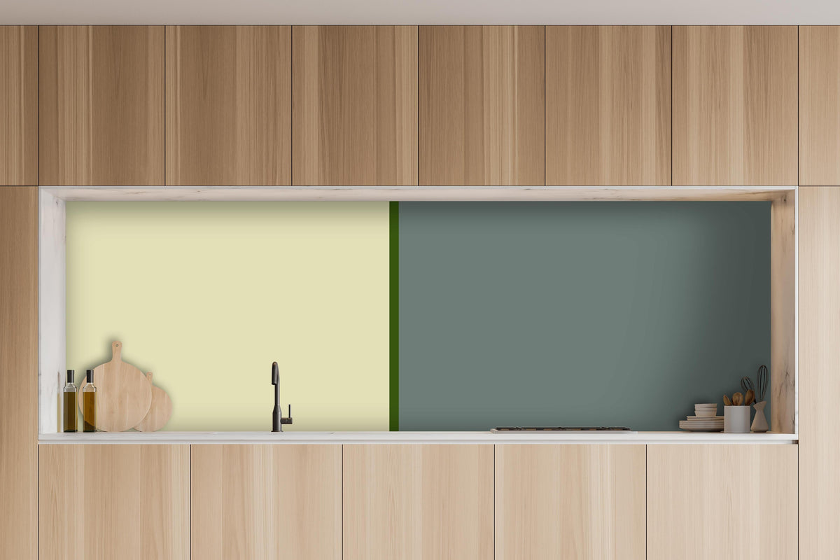 Küche - The Greens - Easy Vertical - Avocado hinter weißen Hochglanz-Küchenregalen und schwarzem Wasserhahn