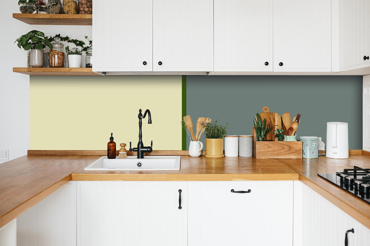 Küche - The Greens - Easy Vertical - Avocado hinter weißen Hochglanz-Küchenregalen und schwarzem Wasserhahn