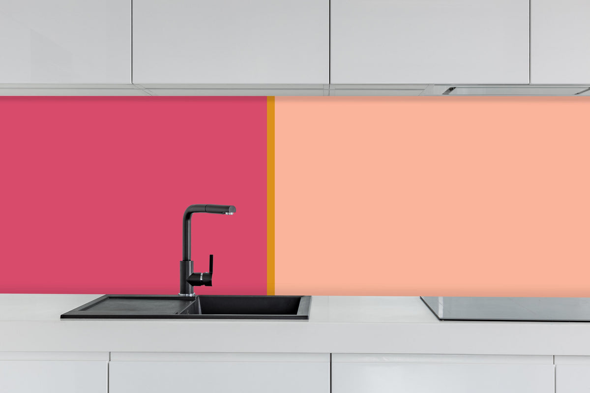 Küche - The Oranges - Easy Vertical - Cotton Candy hinter weißen Hochglanz-Küchenregalen und schwarzem Wasserhahn