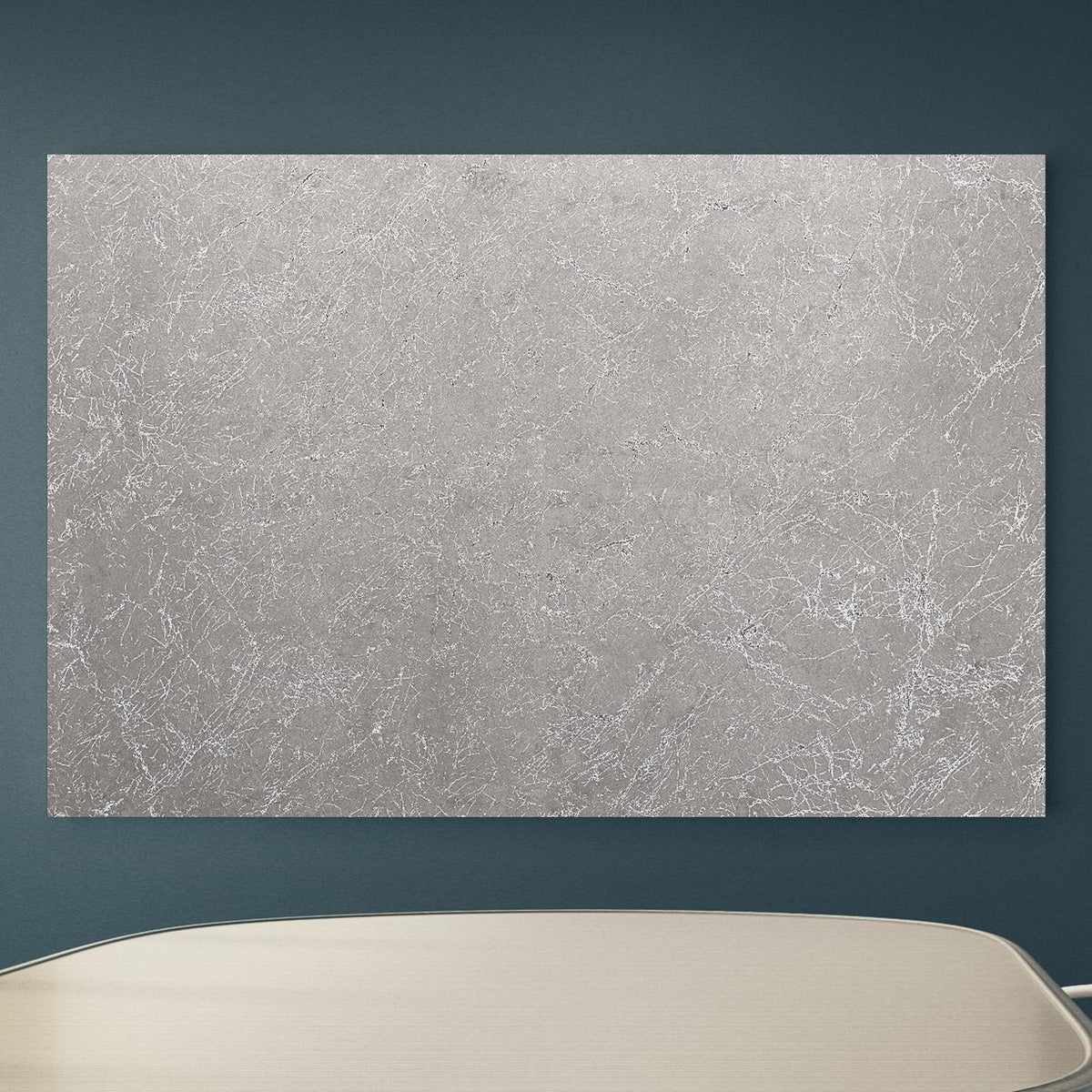 Office Poster - Abstrakter Silbermarmor an blauer Wand in einem Besprechungsraum Zoom