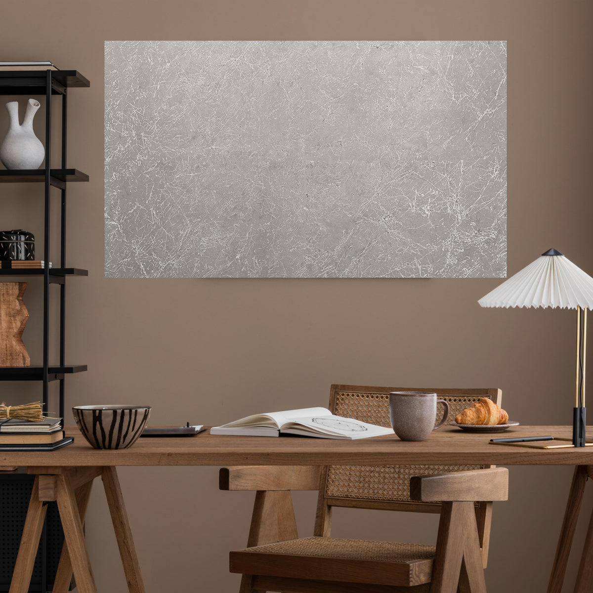 Office Poster - Abstrakter Silbermarmor über poliertem Holztisch mit stilvoller Lampe - rechteckig
