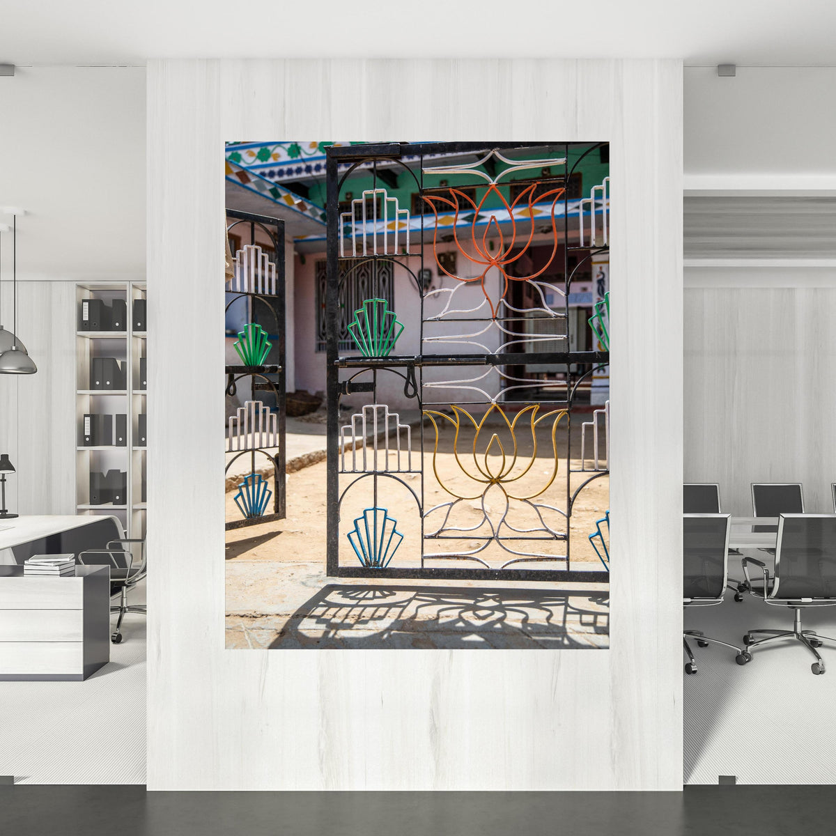 Office Poster - Älterliche Architektur mit einem Tor an einer Wand innerhalb stilvoll eingerichtetem Büro