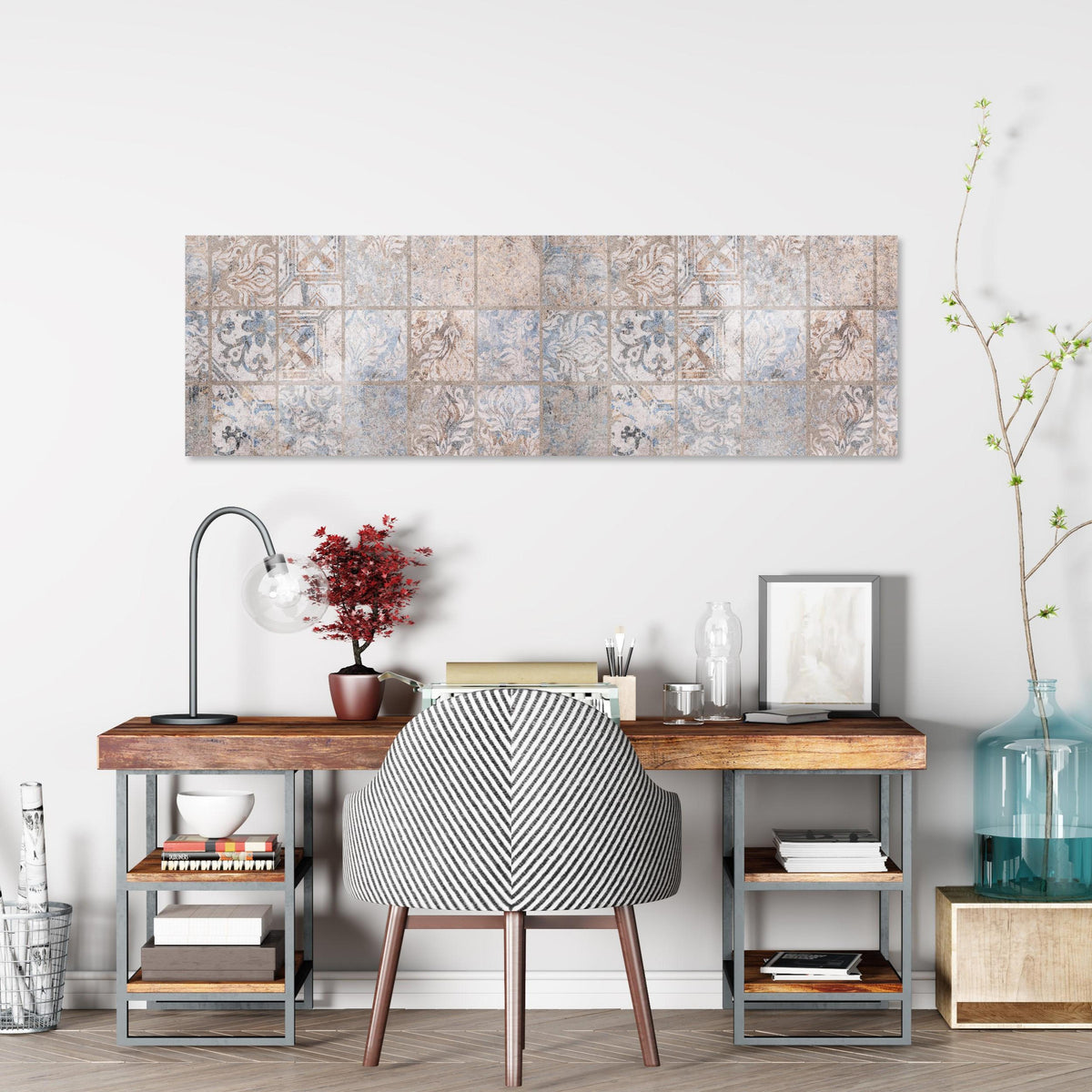 Office Poster - Altes blau-braun Patchwork Motiv über klassischem Holzschreibtisch mit Bücherregal