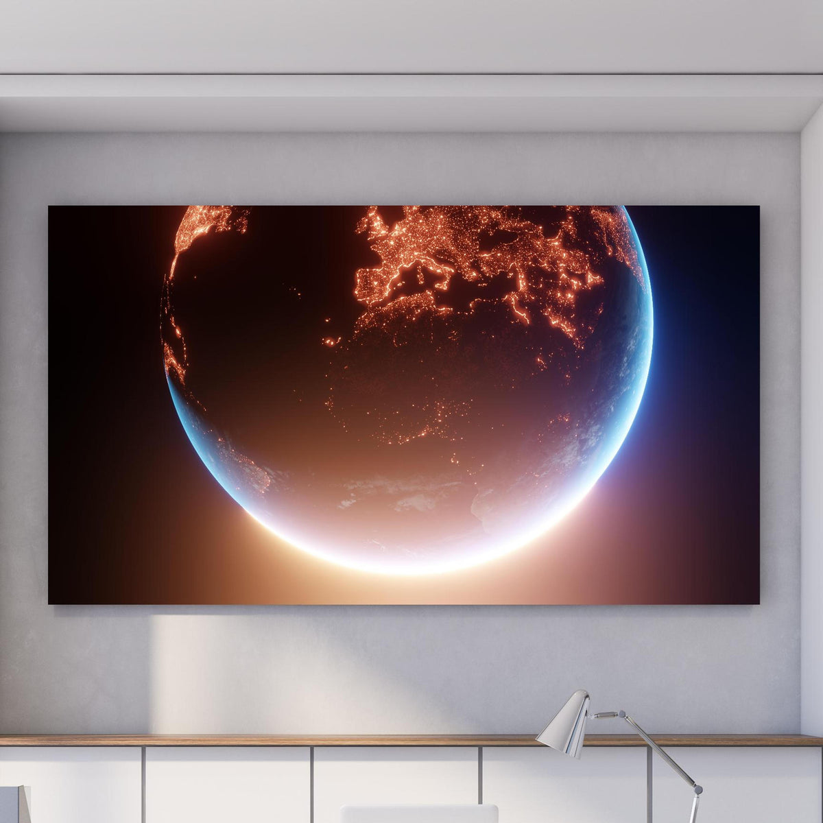 Office Poster - Blick auf Planeten hinter weißem Holzschreibtisch mit Tischlampe Zoom