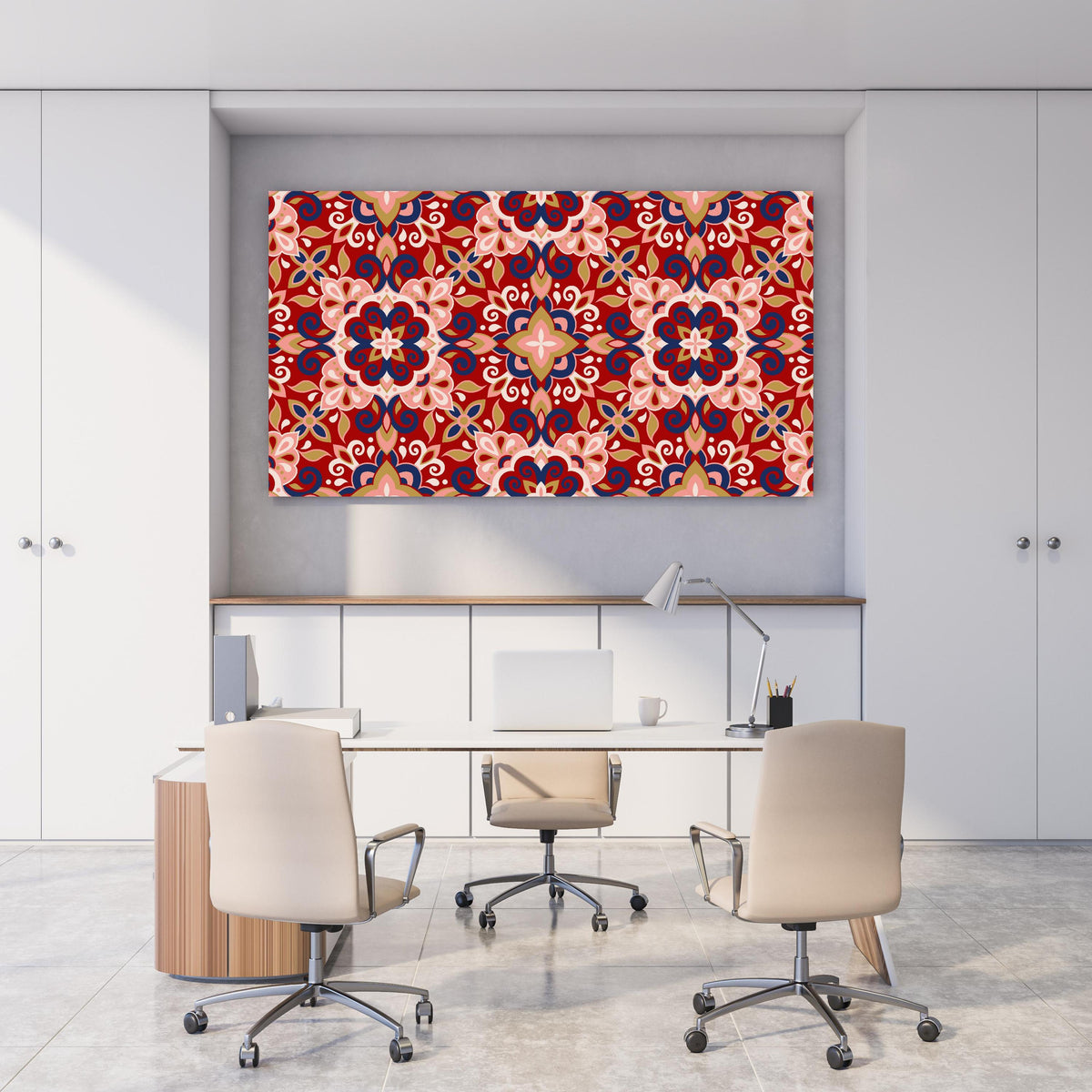 Office Poster - Blumige Fliesen hinter weißem Holzschreibtisch mit Tischlampe