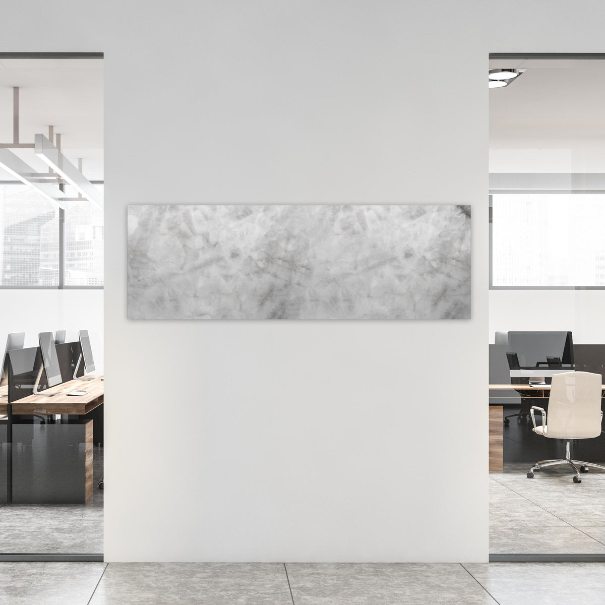Office Poster - Gräuliche Marmor Textur an weißer Wand in hell eingerichtetem Büro