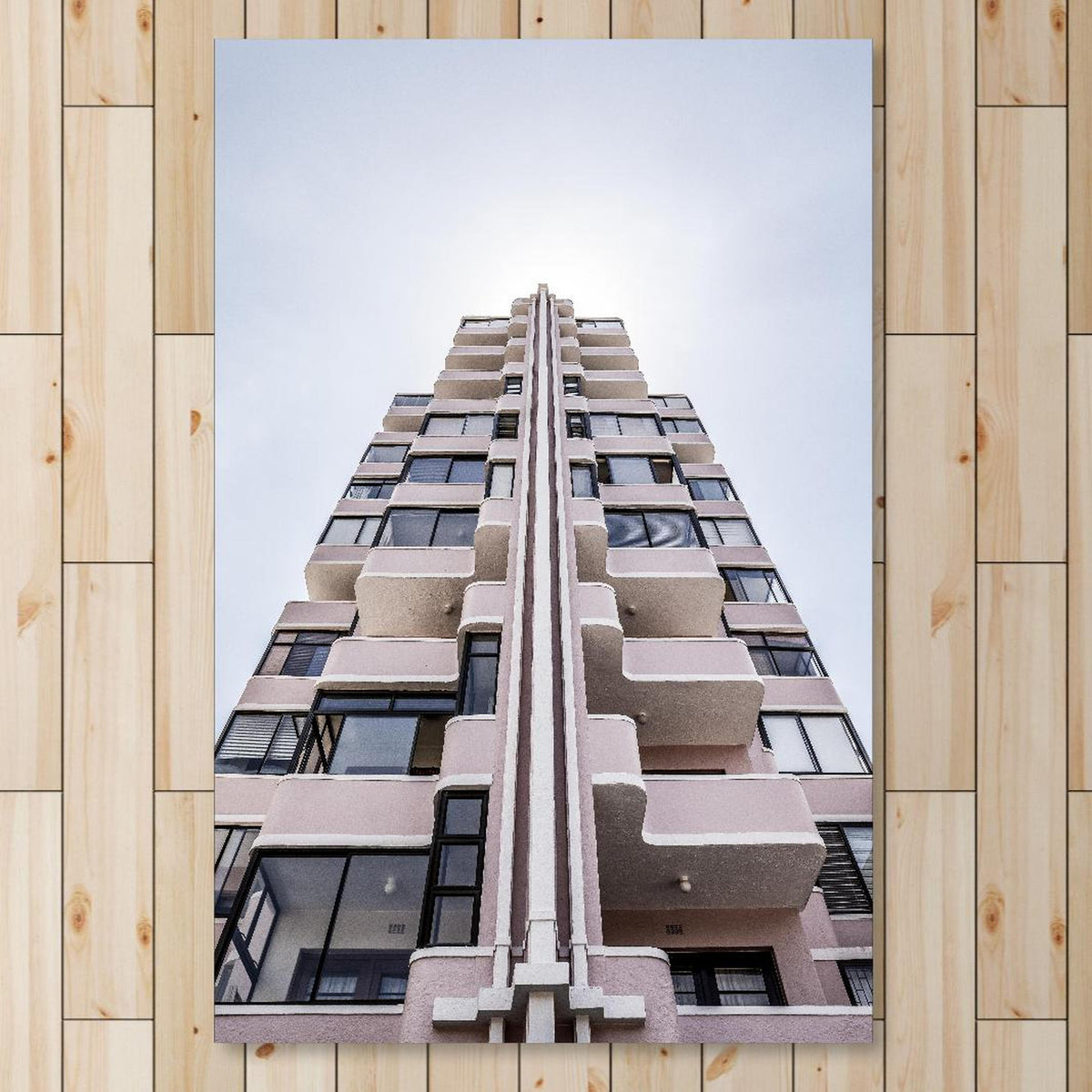 Office Poster - Hohe Architektur an heller Holzwand in einem Präsentationsraum Zoom