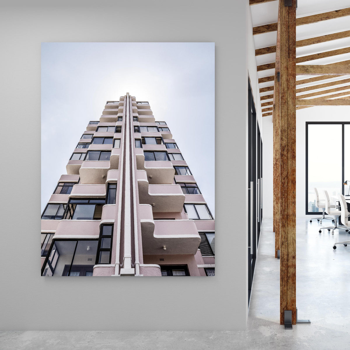 Office Poster - Hohe Architektur an grauer Wand in großem Meetingraum