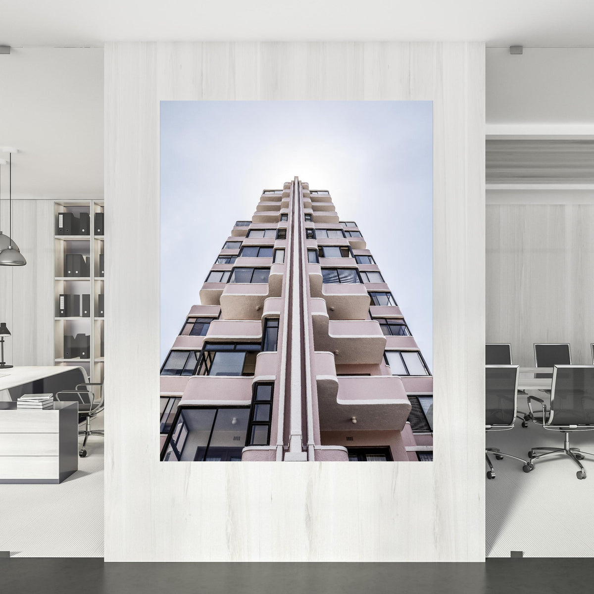 Office Poster - Hohe Architektur an einer Wand innerhalb stilvoll eingerichtetem Büro