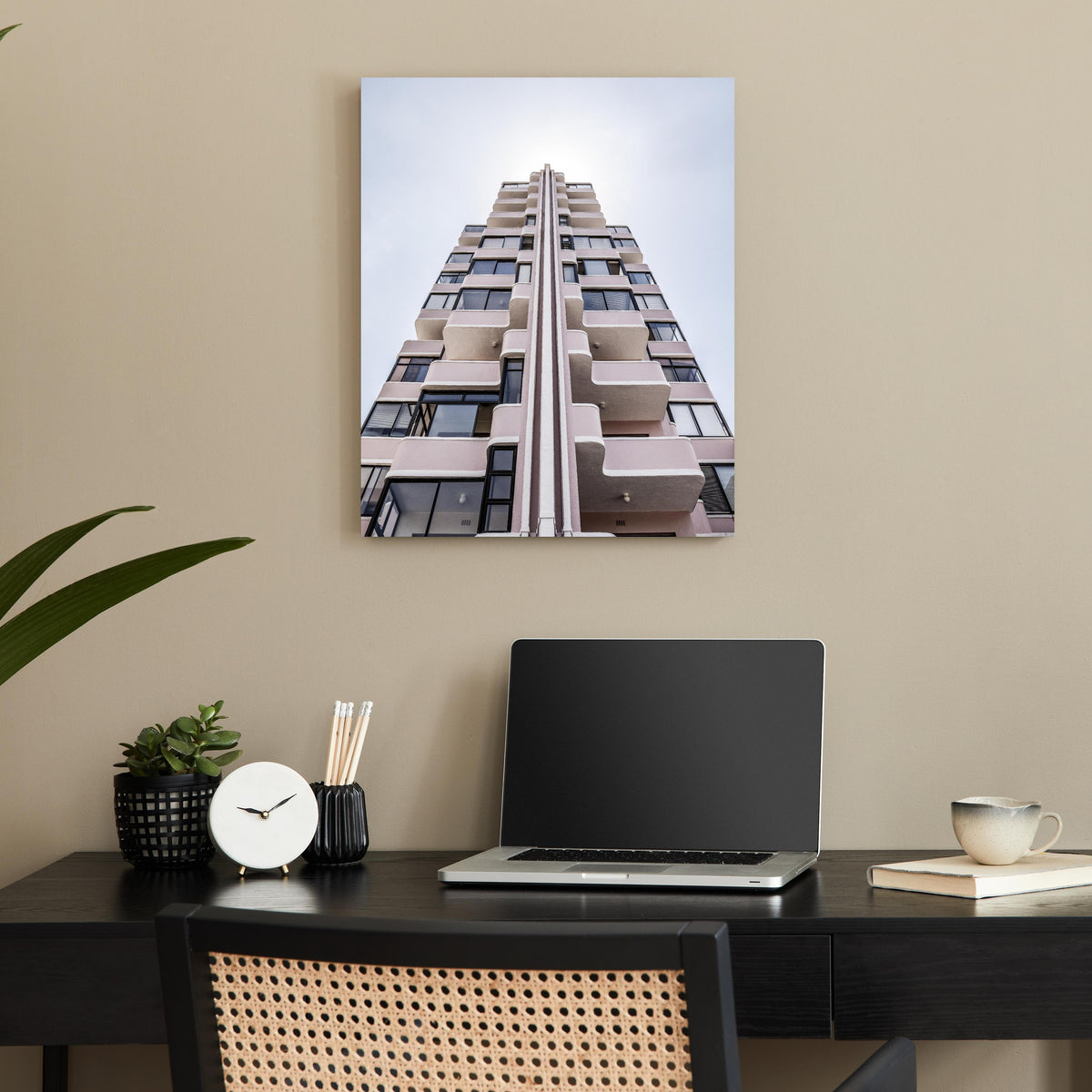 Office Poster - Hohe Architektur über minimalistischem Schreibtisch mit kleinem Wecker