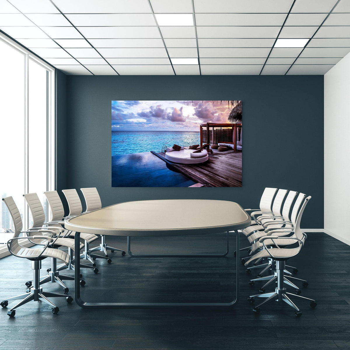 Office Poster - Malediven Strandresort am Meer an blauer Wand in einem Besprechungsraum
